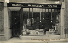 827149 Gezicht op de etalage van Broekman's Beddenmagazijn (Voorstraat 39) te Utrecht.
